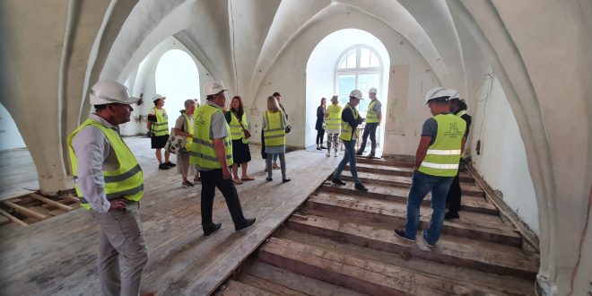 Cēsu pils restauratori viesojas Rīgas pils Kastelas daļā